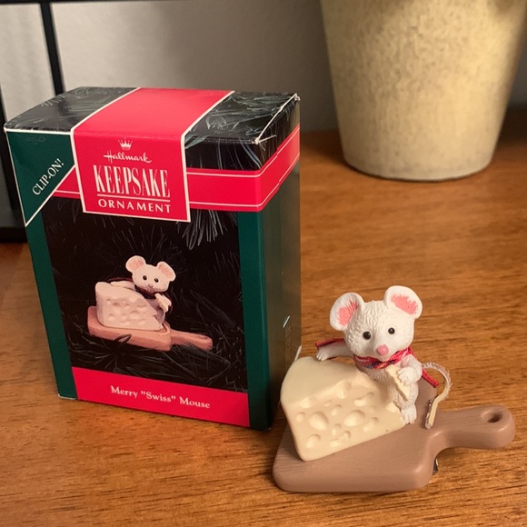 Hallmark KEEPSAKE Ornament MERRY SWISS MOUSE 1992 in Original Box - Picture 6 of 7
